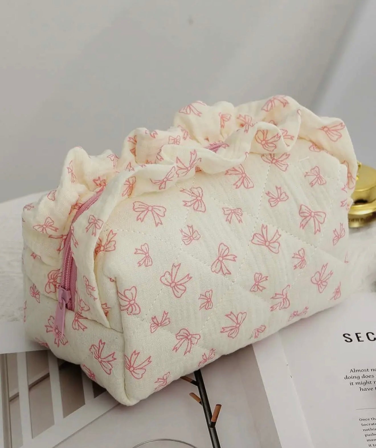 ✨ Quilted Ruffle Cosmetic & Travel Bag – Pink Bow Print ✨